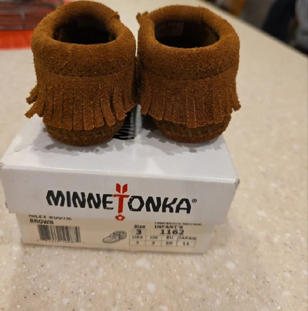 INFANTS Minnetonka Baby Tan Suede Fringe Moccasins